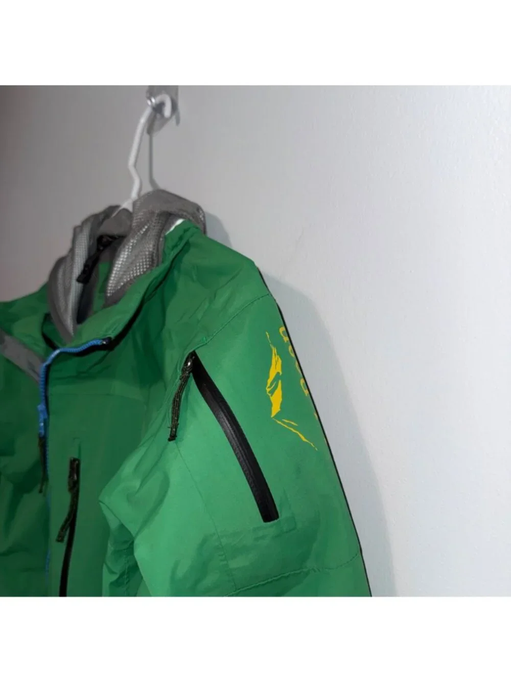 L.L.Bean Green Waterproof Jacket Hood Front Zipper Mesh Lining Size M (10-12)